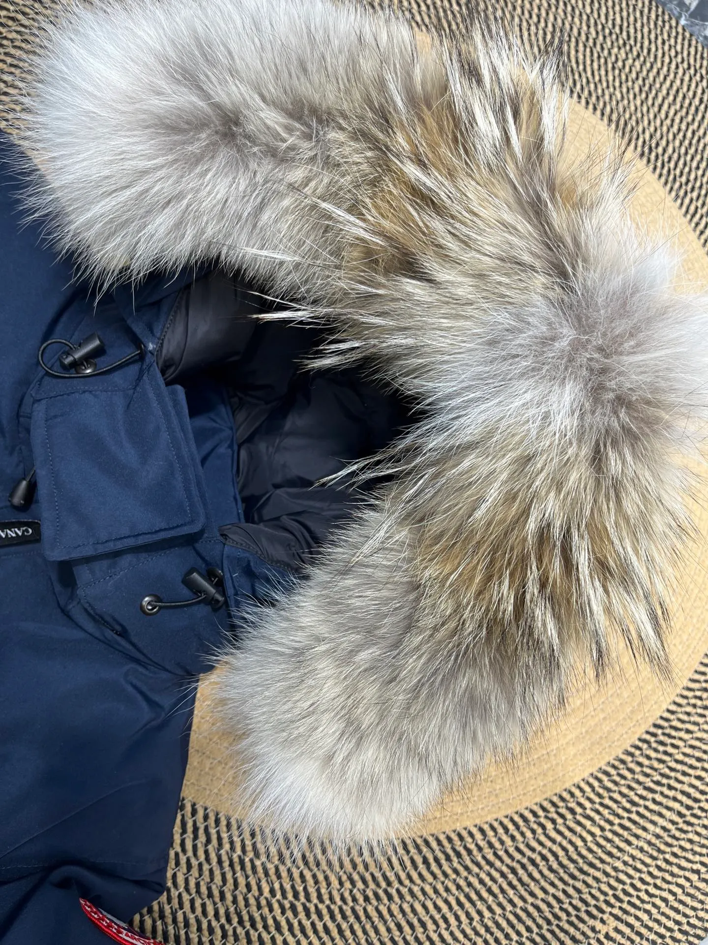 P860 Canada Goose Canada # Expedition04 Parker, a treasure of Canadian origin! Limited supply worldwide! Canada Goose Model 04 is a top-notch couple model, polar cold-proof outdoor series fur collar detachable hooded parka down jacket, the first Goose in 2024. I hope my partners like the top quality, and I hope everyone can evaluate it together! The most popular cool items of the Big Goose family in 2024 are online. The same popular product of Yi Yang Qianxi is said to be a joint limited edition Big Goose that cannot be bought in autumn and winter. If you dislike the sameness of the Big Goose in the past, then this model will definitely give you a different experience! This year's most powerful couple's collection for autumn and winter is online, a top-notch luxurious ready-to-wear style, paired with an outdoor warm down jacket with great style and charm! The most standard and classic items of the Daye family in the past two years are equipped with unique reflective stripes for embellishment, which further shows the high-end fashion performance effect. With the embellishment of hardware buckles, it has excellent performance effect. The upper body is clean, simple and elegant, even for urban leisure. It is suitable for various occasions. Designed with large pockets, this model has a large capacity and is equipped with reflective stripes, making it safer at night. It is suitable for various adventure activities. It is made of windproof and waterproof technical materials. The interior is filled with full white duck down, which is absolutely cold-proof and warm. It also has a stand-up collar design and fine fluff at the collar, with meticulous attention to detail! The charm of this model is also more spiritual, and the upper body has more temperament and specifications. It perfectly shows the ultra-high standard of fashionable performance of this model, integrating outdoor and life, and you can even create high-street wear! The most pinnacle limited-edition goose that we have presented so far, both in terms of design and detailed materials, it is completely outstanding. The grand and evergreen version design is matched with cool reflective elements. The overall appearance can be said to be quite high, and it has that kind of powerful outdoor performance! It combines high-end casual attributes with high-street style. It is high-grade, domineering, warm, and beautiful. The visibility of the upper body is quite strong, and the configuration of the owl element is highly brand-recognizable. It fully complements the overall brand performance and visual effects, and also has the high-end sense of fashion and fashionable performance. It is a must-buy product because it is the most awesome down brand on the planet and one of Canada's three national treasure brands. It is also a sentimental down luxury brand. In the field of polar cold-proof clothing, Goose has made an irreplaceable contribution... Size: xs s m l xl